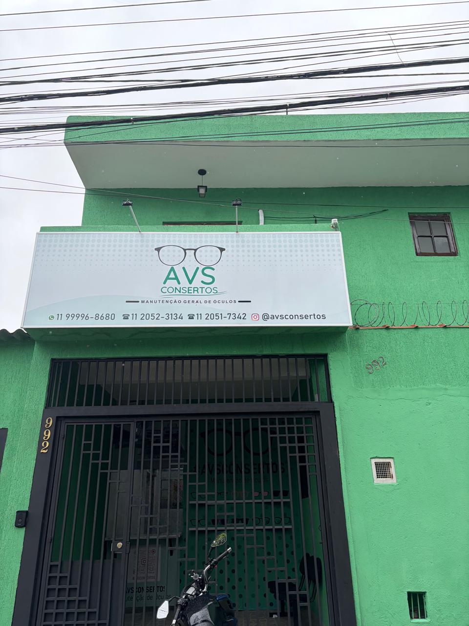 Fachada do laboratório de óculos AVS Consertos em Itaquera, São Paulo
